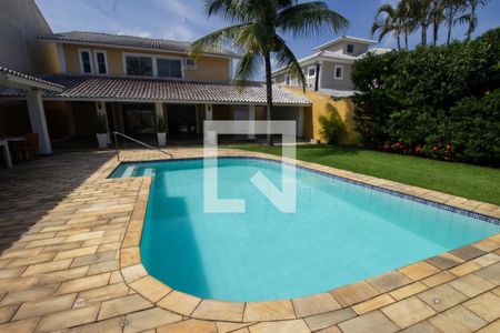 Casa à venda com 370m², 5 quartos e 3 vagas Casa à venda com 370m², 5 quartos e 3 vagasPiscina