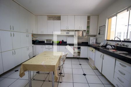 Casa à venda com 370m², 5 quartos e 3 vagas Casa à venda com 370m², 5 quartos e 3 vagasCozinha