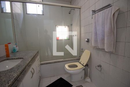 Casa à venda com 370m², 5 quartos e 3 vagas Casa à venda com 370m², 5 quartos e 3 vagasBanheiro da Suíte 2