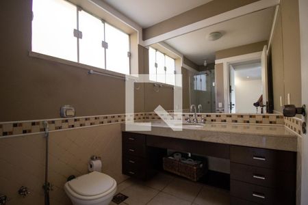 Casa à venda com 370m², 5 quartos e 3 vagas Casa à venda com 370m², 5 quartos e 3 vagasBanheiro Social