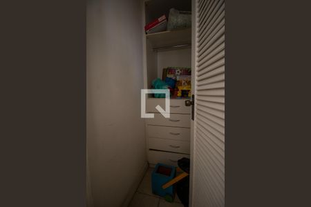 Casa à venda com 370m², 5 quartos e 3 vagas Casa à venda com 370m², 5 quartos e 3 vagasCloset do Quarto 3