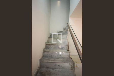Escada de casa de condomínio para alugar com 2 quartos, 62m² em Chácara Belenzinho, São Paulo