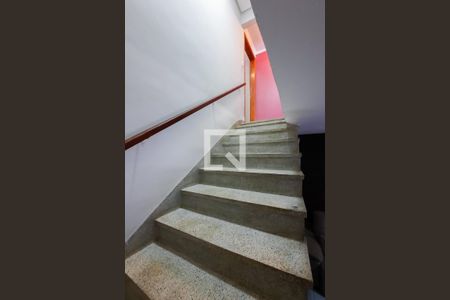 Casa à venda com 98m², 2 quartos e 2 vagas Casa à venda com 98m², 2 quartos e 2 vagasEscada