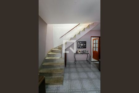 Casa à venda com 98m², 2 quartos e 2 vagas Casa à venda com 98m², 2 quartos e 2 vagasEscada