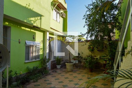 Casa de condomínio à venda com 240m², 4 quartos e 5 vagasQuintal 