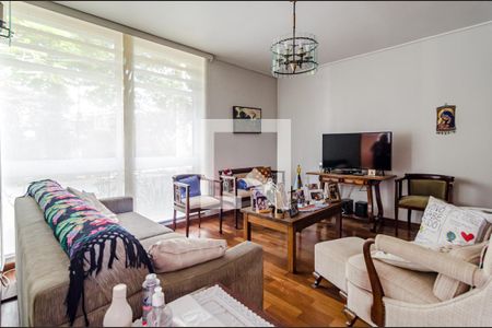 Casa para alugar com 530m², 5 quartos e 2 vagas Casa para alugar com 530m², 5 quartos e 2 vagasSala de TV