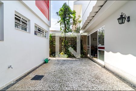 Casa para alugar com 530m², 5 quartos e 2 vagas Casa para alugar com 530m², 5 quartos e 2 vagasQuintal