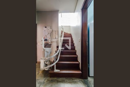 Casa para alugar com 530m², 5 quartos e 2 vagas Casa para alugar com 530m², 5 quartos e 2 vagasEscada