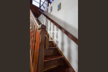 Casa à venda com 160m², 4 quartos e 4 vagas Casa à venda com 160m², 4 quartos e 4 vagasEscada