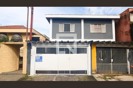 Casa à venda com 213m², 3 quartos e 2 vagas Casa à venda com 213m², 3 quartos e 2 vagasFachada