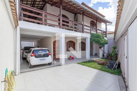 Casa à venda com 400m², 3 quartos e 4 vagas Casa à venda com 400m², 3 quartos e 4 vagasFachada