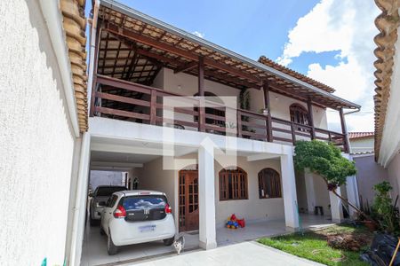 Casa à venda com 400m², 3 quartos e 4 vagas Casa à venda com 400m², 3 quartos e 4 vagasFachada