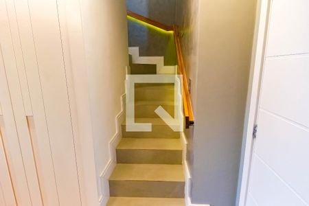 Apartamento à venda com 130m², 2 quartos e 2 vagas Apartamento à venda com 130m², 2 quartos e 2 vagasEscada de acesso