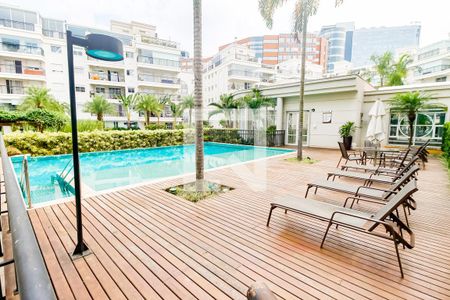 Apartamento à venda com 130m², 2 quartos e 2 vagas Apartamento à venda com 130m², 2 quartos e 2 vagasÁrea comum - Piscina