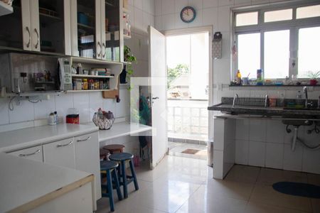 Casa à venda com 444m², 5 quartos e 8 vagas Casa à venda com 444m², 5 quartos e 8 vagasCozinha