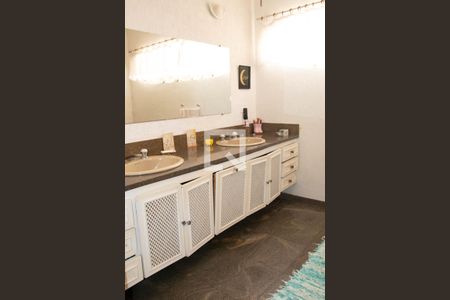 Casa à venda com 444m², 5 quartos e 8 vagas Casa à venda com 444m², 5 quartos e 8 vagasBanheiro 4