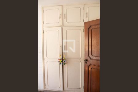 Casa à venda com 444m², 5 quartos e 8 vagas Casa à venda com 444m², 5 quartos e 8 vagasQuarto 3