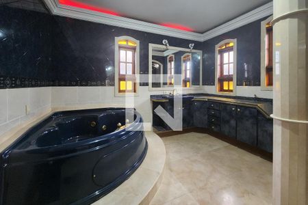 Casa à venda com 304m², 3 quartos e 4 vagasBanheiro da Suíte 1