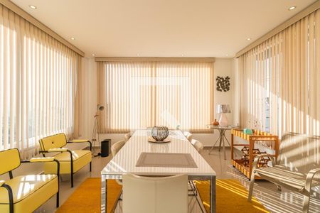 Casa de condomínio à venda com 371m², 4 quartos e 4 vagas Casa de condomínio à venda com 371m², 4 quartos e 4 vagasSala de Jantar