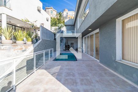 Casa de condomínio à venda com 371m², 4 quartos e 4 vagas Casa de condomínio à venda com 371m², 4 quartos e 4 vagasQuintal