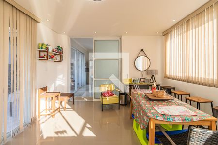 Casa de condomínio à venda com 371m², 4 quartos e 4 vagas Casa de condomínio à venda com 371m², 4 quartos e 4 vagasSala de Almoço