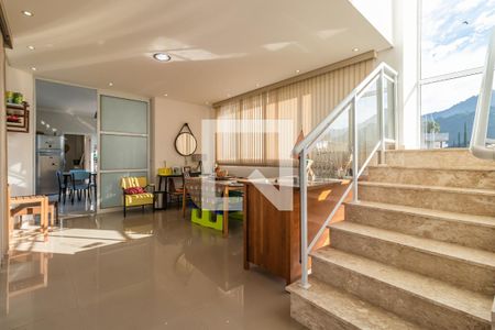 Casa de condomínio à venda com 371m², 4 quartos e 4 vagas Casa de condomínio à venda com 371m², 4 quartos e 4 vagasSala de Almoço