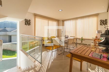 Casa de condomínio à venda com 371m², 4 quartos e 4 vagas Casa de condomínio à venda com 371m², 4 quartos e 4 vagasSala de Jantar