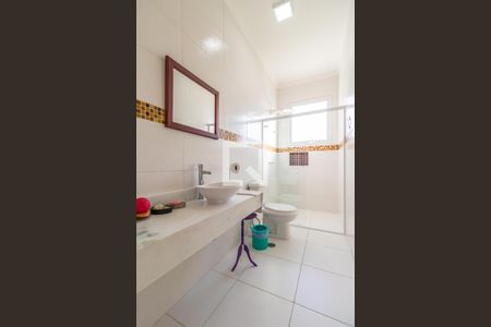 Casa de condomínio à venda com 371m², 4 quartos e 4 vagas Casa de condomínio à venda com 371m², 4 quartos e 4 vagasBanheiro Social