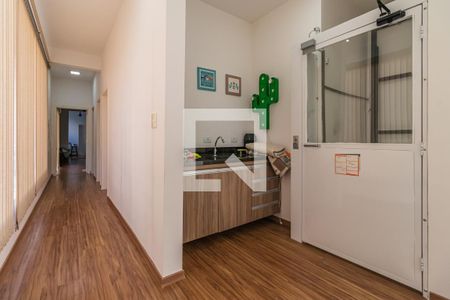 Casa de condomínio à venda com 371m², 4 quartos e 4 vagas Casa de condomínio à venda com 371m², 4 quartos e 4 vagasHall dos Quartos