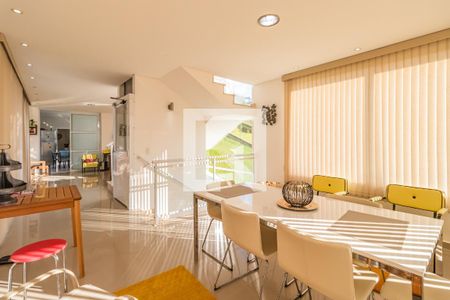 Casa de condomínio à venda com 371m², 4 quartos e 4 vagas Casa de condomínio à venda com 371m², 4 quartos e 4 vagasSala de Jantar