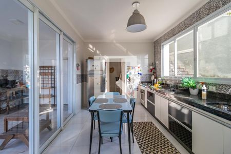 Casa de condomínio à venda com 371m², 4 quartos e 4 vagas Casa de condomínio à venda com 371m², 4 quartos e 4 vagasCozinha