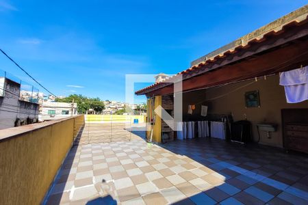 Casa à venda com 200m², 3 quartos e 3 vagas Casa à venda com 200m², 3 quartos e 3 vagasTerraço