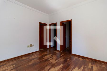Casa à venda com 900m², 4 quartos e 4 vagas Casa à venda com 900m², 4 quartos e 4 vagasSuíte