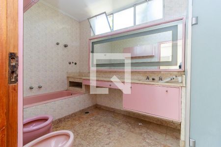Casa à venda com 900m², 4 quartos e 4 vagas Casa à venda com 900m², 4 quartos e 4 vagasBanheiro da Suíte