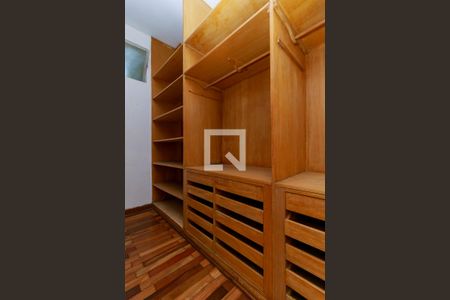 Casa à venda com 900m², 4 quartos e 4 vagas Casa à venda com 900m², 4 quartos e 4 vagasCloset 2