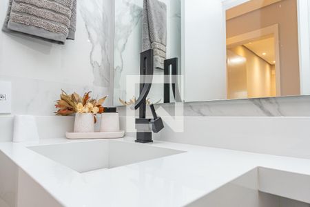 Apartamento à venda com 56m², 2 quartos e 1 vaga Apartamento à venda com 56m², 2 quartos e 1 vagaDetalhe Banheiro Corredor