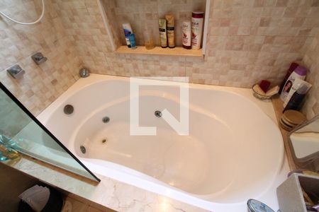 Casa à venda com 195m², 3 quartos e 3 vagasBanheiro da Suíte