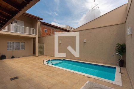Casa à venda com 240m², 3 quartos e 2 vagas Casa à venda com 240m², 3 quartos e 2 vagasPiscina