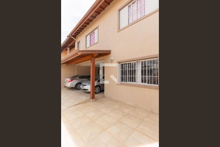 Casa à venda com 240m², 3 quartos e 2 vagas Casa à venda com 240m², 3 quartos e 2 vagasGaragem