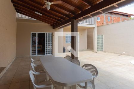 Casa à venda com 240m², 3 quartos e 2 vagas Casa à venda com 240m², 3 quartos e 2 vagasChurrasqueira