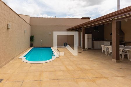 Casa à venda com 240m², 3 quartos e 2 vagas Casa à venda com 240m², 3 quartos e 2 vagasPiscina