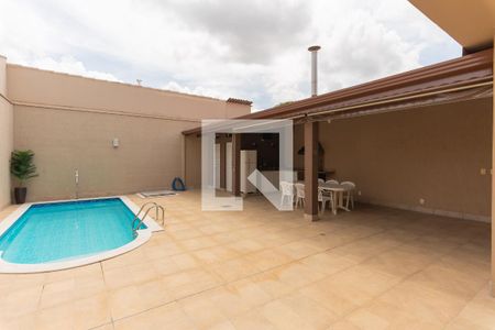Casa à venda com 240m², 3 quartos e 2 vagas Casa à venda com 240m², 3 quartos e 2 vagasPiscina