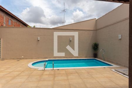 Casa à venda com 240m², 3 quartos e 2 vagas Casa à venda com 240m², 3 quartos e 2 vagasPiscina