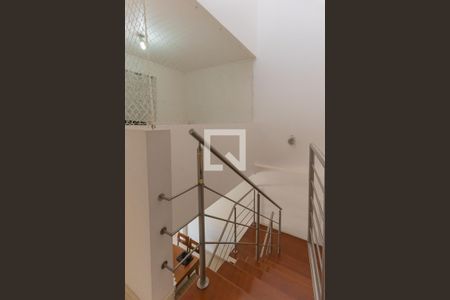 Casa à venda com 240m², 3 quartos e 2 vagas Casa à venda com 240m², 3 quartos e 2 vagasEscada