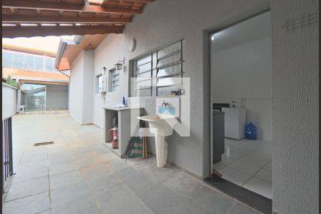 Casa à venda com 224m², 4 quartos e 3 vagas Casa à venda com 224m², 4 quartos e 3 vagasÁrea de Serviço (lateral)