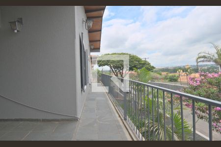 Casa à venda com 224m², 4 quartos e 3 vagas Casa à venda com 224m², 4 quartos e 3 vagasVaranda e lateral