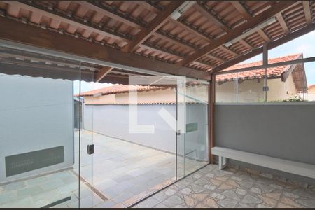 Casa à venda com 224m², 4 quartos e 3 vagas Casa à venda com 224m², 4 quartos e 3 vagasQuintal