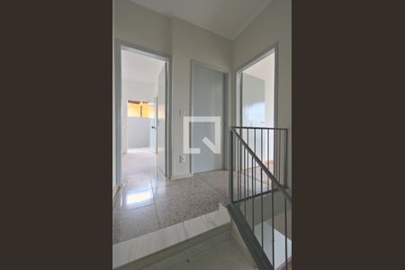 Casa à venda com 224m², 4 quartos e 3 vagas Casa à venda com 224m², 4 quartos e 3 vagasEscada