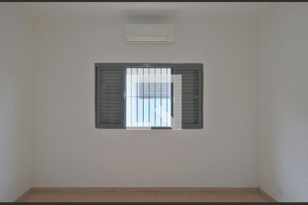 Casa à venda com 224m², 4 quartos e 3 vagas Casa à venda com 224m², 4 quartos e 3 vagasQuarto 2