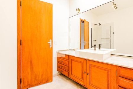 Casa à venda com 430m², 4 quartos e 4 vagas Casa à venda com 430m², 4 quartos e 4 vagasBanheiro da Suíte 1